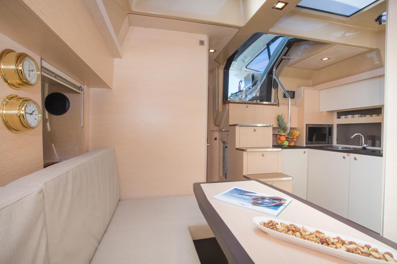 Book yachts online - motorboat - Cranchi M44 HT - Fellow II - rent