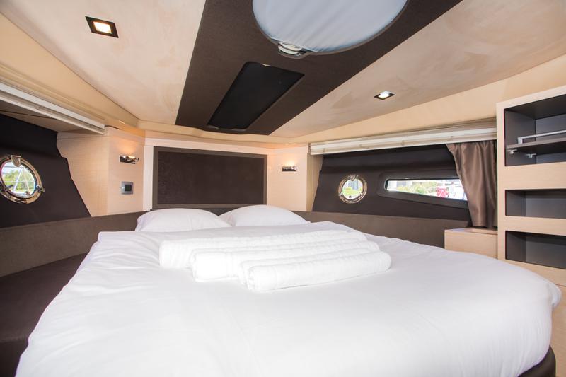 Book yachts online - motorboat - Cranchi M44 HT - Fellow II - rent