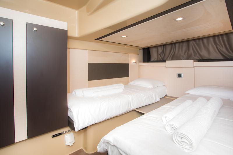 Book yachts online - motorboat - Cranchi M44 HT - Fellow II - rent