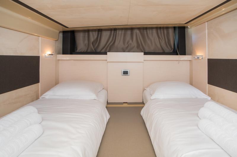 Book yachts online - motorboat - Cranchi M44 HT - Fellow II - rent