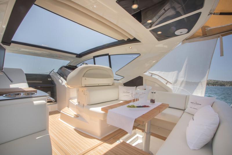 Book yachts online - motorboat - Cranchi M44 HT - Fellow II - rent