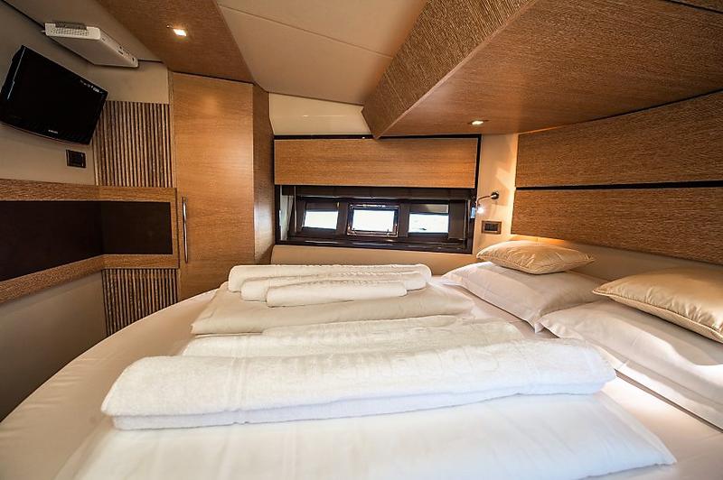 Book yachts online - motorboat - Azimut 47 Fly - Skyfall MY - rent