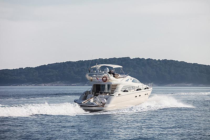 Book yachts online - motorboat - Aicon 56 S Fly - Senza Parole - rent