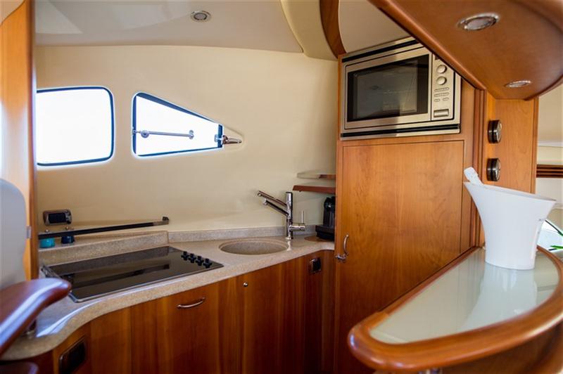 Book yachts online - motorboat - Aicon 56 S Fly - Senza Parole - rent