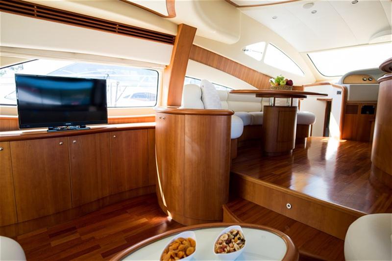Book yachts online - motorboat - Aicon 56 S Fly - Senza Parole - rent