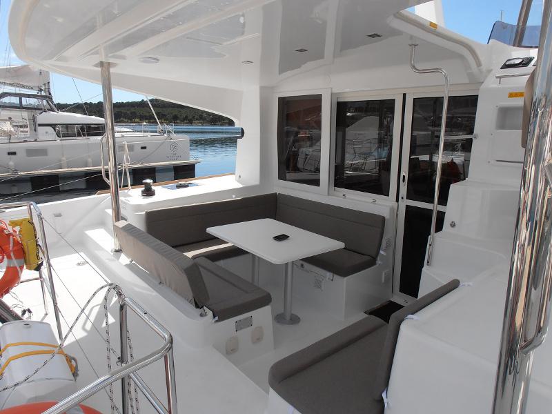 Book yachts online - motorboat - Lagoon 40 MY - Crazy Cat - rent