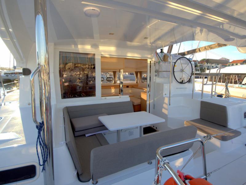 Book yachts online - catamaran - Lagoon 39 - Black Cat - rent