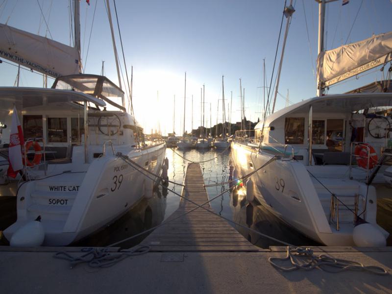 Book yachts online - catamaran - Lagoon 39 - Black Cat - rent