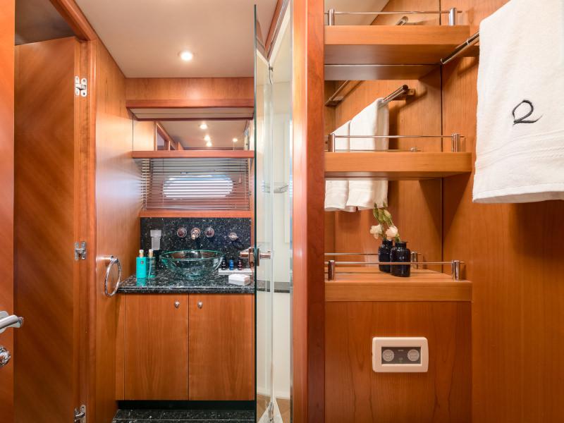 Book yachts online - motorboat - Predator 108 - QUANTUM - rent