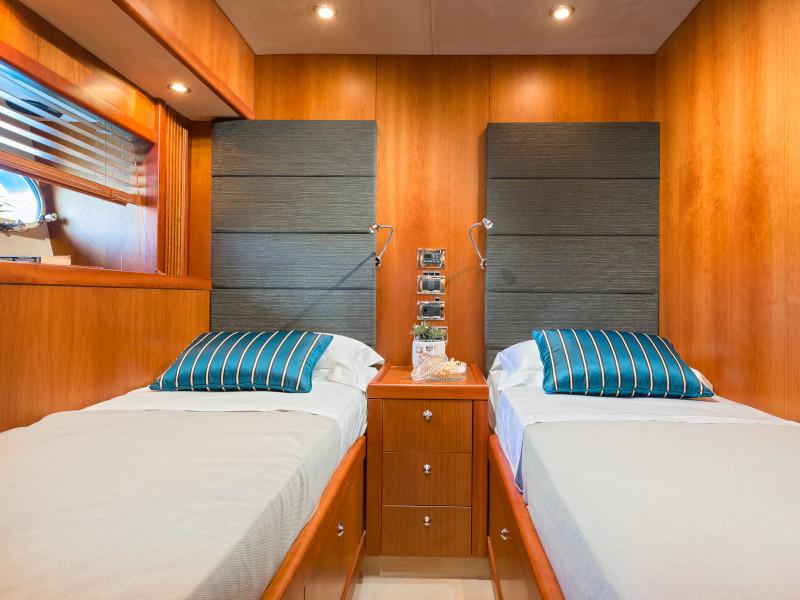 Book yachts online - motorboat - Predator 108 - QUANTUM - rent