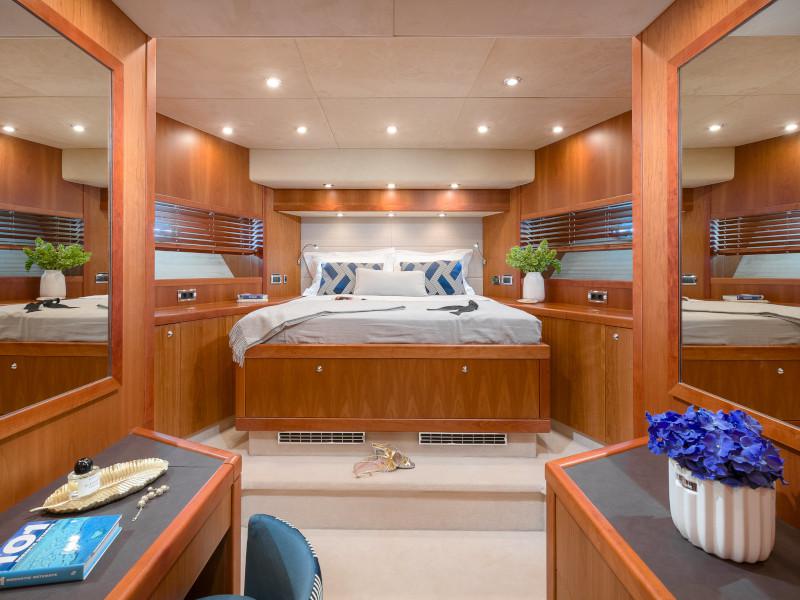 Book yachts online - motorboat - Predator 108 - QUANTUM - rent