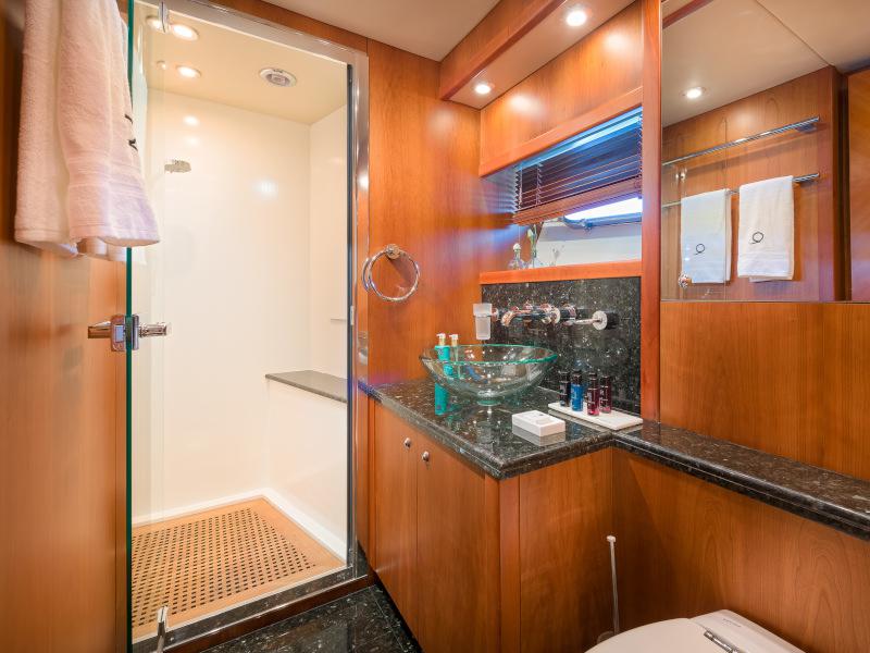 Book yachts online - motorboat - Predator 108 - QUANTUM - rent