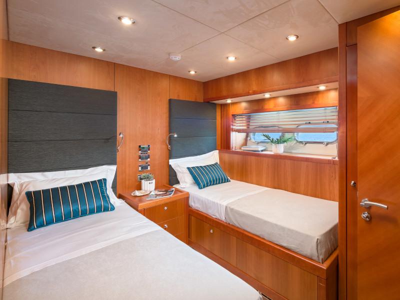 Book yachts online - motorboat - Predator 108 - QUANTUM - rent