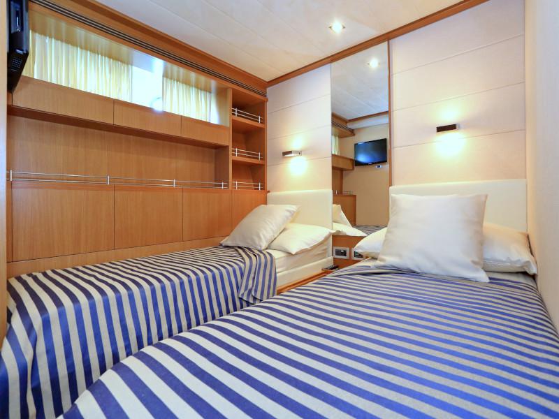 Book yachts online - motorboat - Ferretti 780 - TESORO - rent