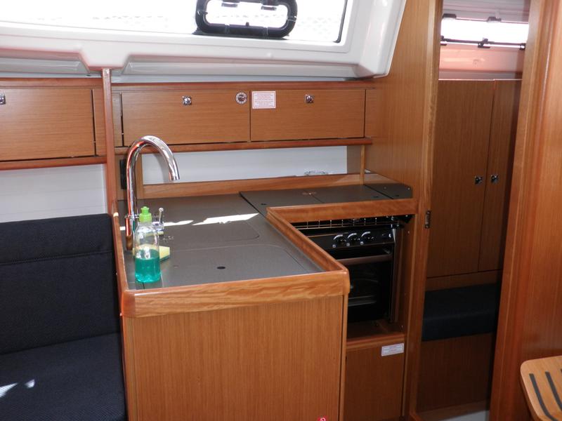 Book yachts online - sailboat - Bavaria Cruiser 33 - GIRICA - rent