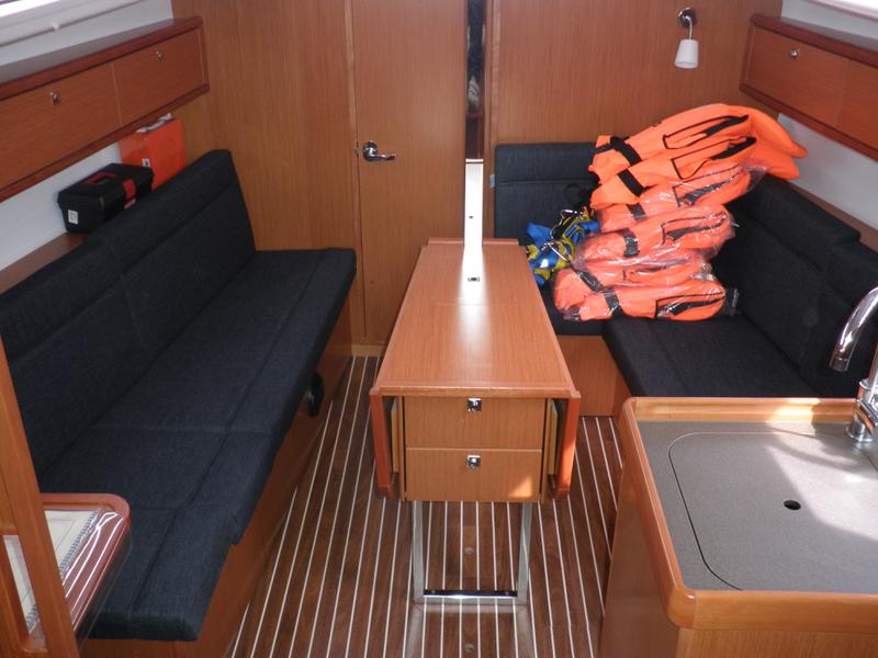 Book yachts online - sailboat - Bavaria Cruiser 33 - GIRICA - rent