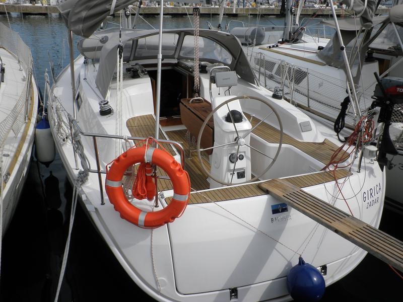 Book yachts online - sailboat - Bavaria Cruiser 33 - GIRICA - rent