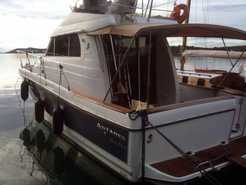 Book yachts online - motorboat - Antares 10.80 - Nina - rent