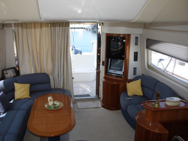 Book yachts online - motorboat - Azimut 46 - Nena - rent
