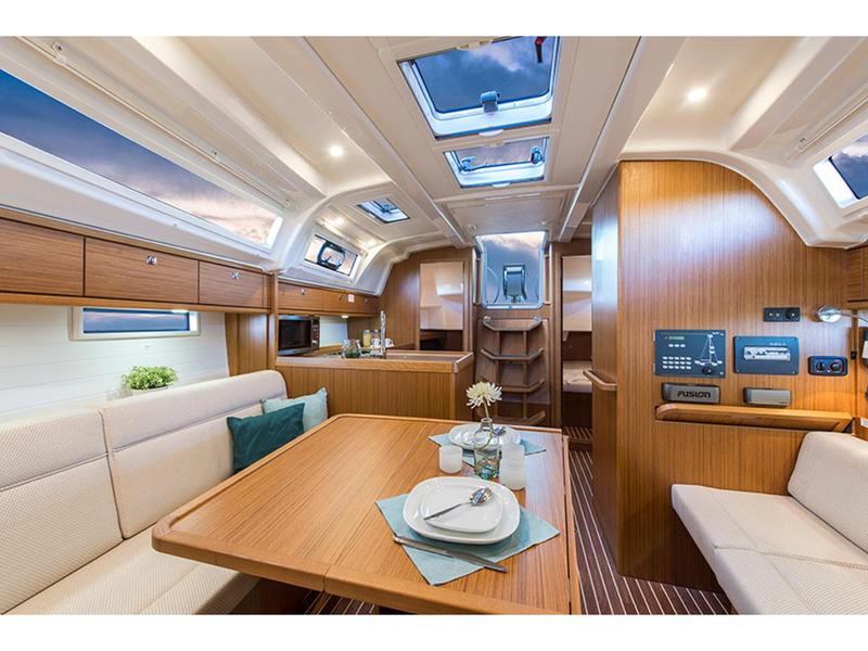 Book yachts online - sailboat - Bavaria 37 - Sailtours - rent