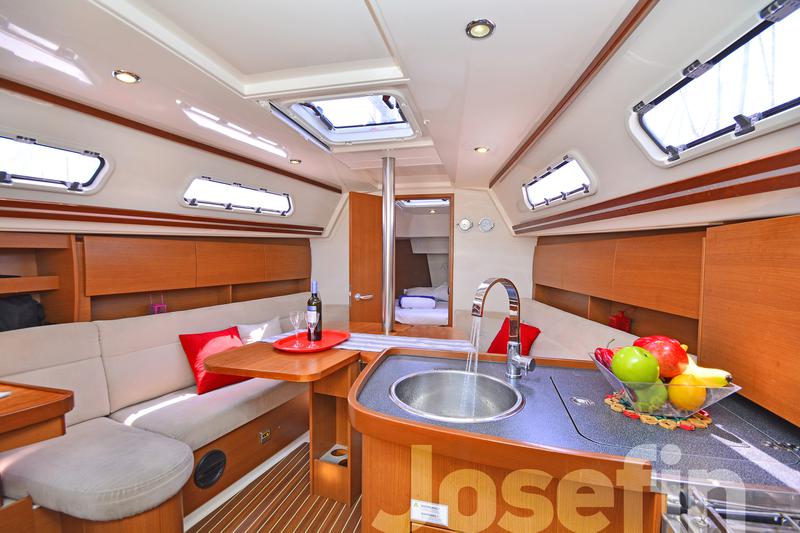 Book yachts online - sailboat - Hanse 325 - Josefin - rent