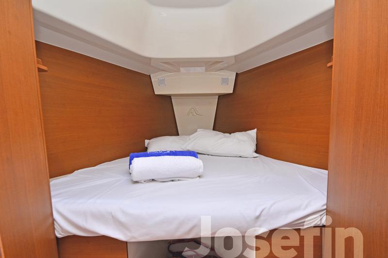 Book yachts online - sailboat - Hanse 325 - Josefin - rent