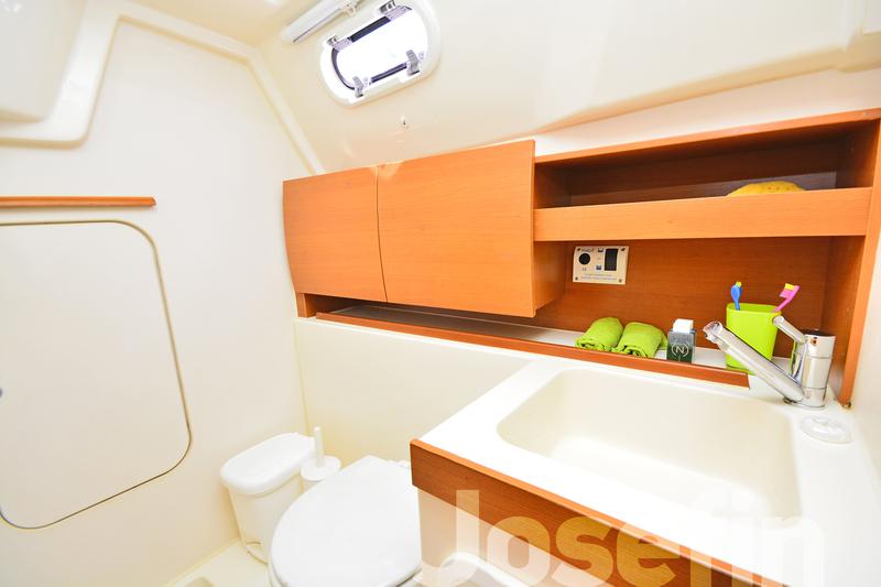 Book yachts online - sailboat - Hanse 325 - Josefin - rent