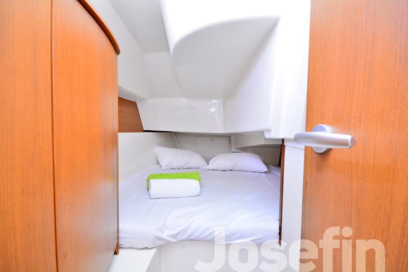 Book yachts online - sailboat - Hanse 325 - Josefin - rent