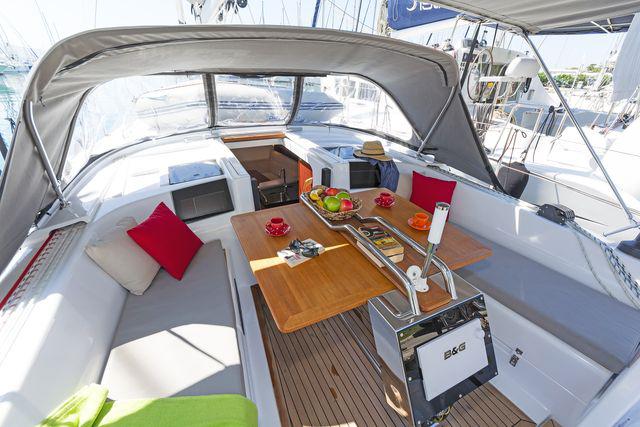 Book yachts online - sailboat - Hanse 385 - JOY - rent