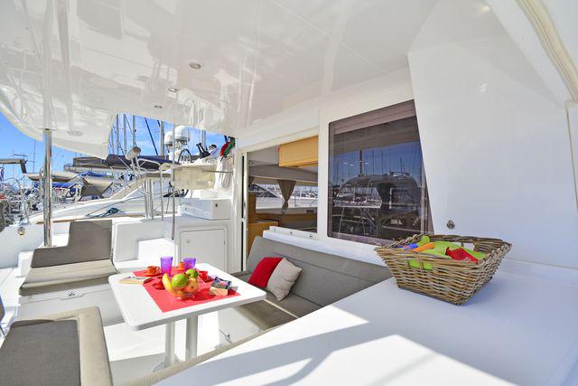 Book yachts online - catamaran - Lagoon 400S2 - FOOTPRINTS - rent
