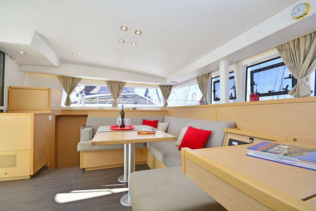 Book yachts online - catamaran - Lagoon 400S2 - FOOTPRINTS - rent
