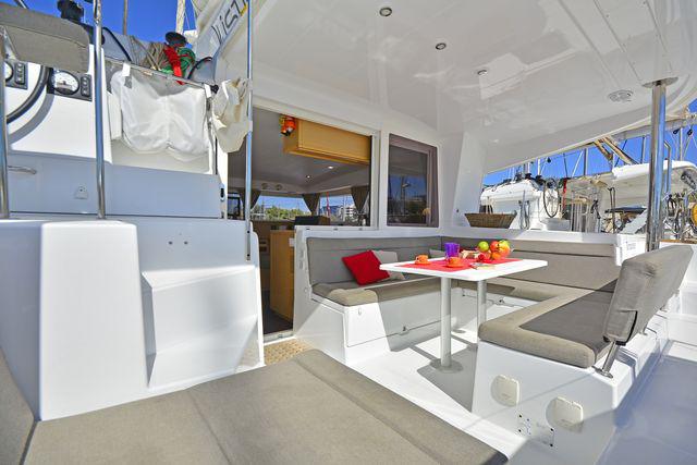 Book yachts online - catamaran - Lagoon 400S2 - FOOTPRINTS - rent