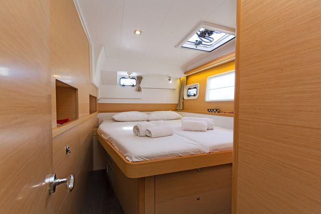 Book yachts online - catamaran - Lagoon 400S2 - FOOTPRINTS - rent
