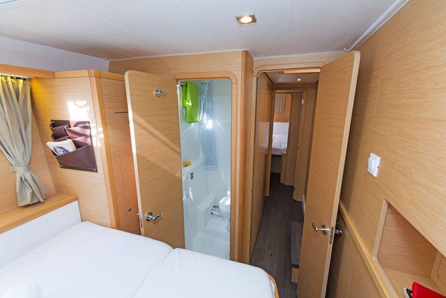 Book yachts online - catamaran - Lagoon 400S2 - FOOTPRINTS - rent