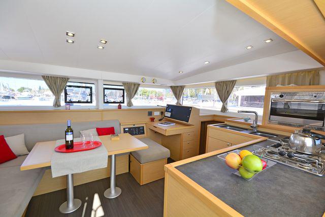 Book yachts online - catamaran - Lagoon 400S2 - FOOTPRINTS - rent