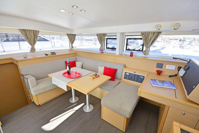 Book yachts online - catamaran - Lagoon 400S2 - FOOTPRINTS - rent
