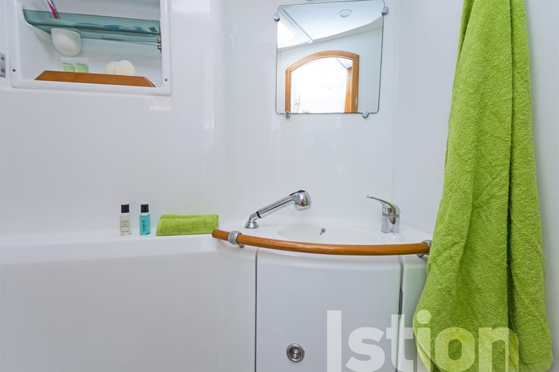 Book yachts online - catamaran - Lagoon 380 - Istion - rent