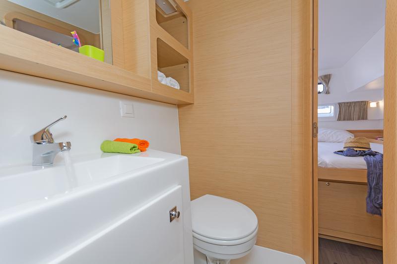 Book yachts online - catamaran - Lagoon 42 A/C &amp; GEN &amp; WM - AMICI - rent