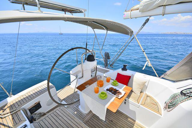 Book yachts online - sailboat - Hanse 325 - Selini - rent
