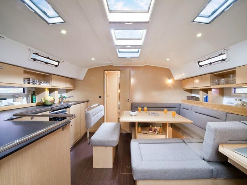 Book yachts online - sailboat - Bavaria Cruiser 45 - Anna Maria - rent