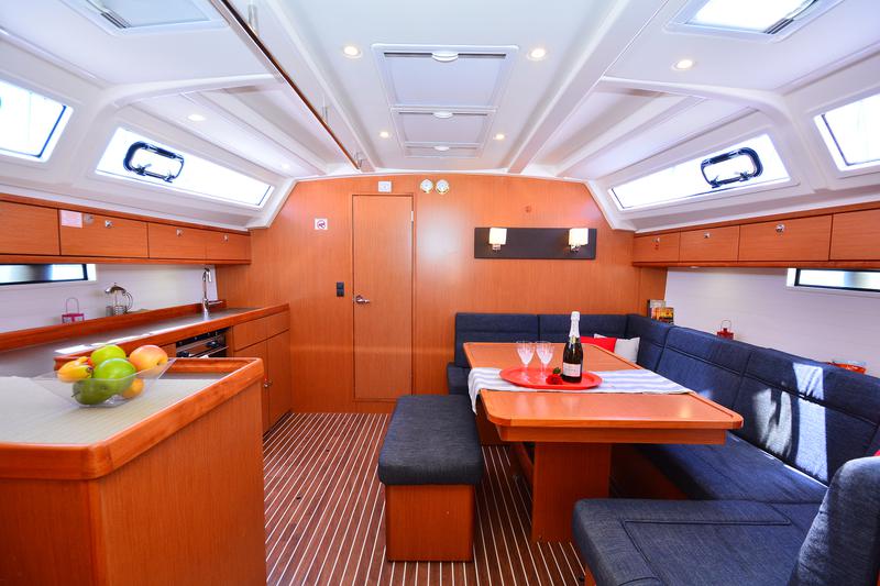 Book yachts online - sailboat - Bavaria Cruiser 46 - ROZERINA - rent