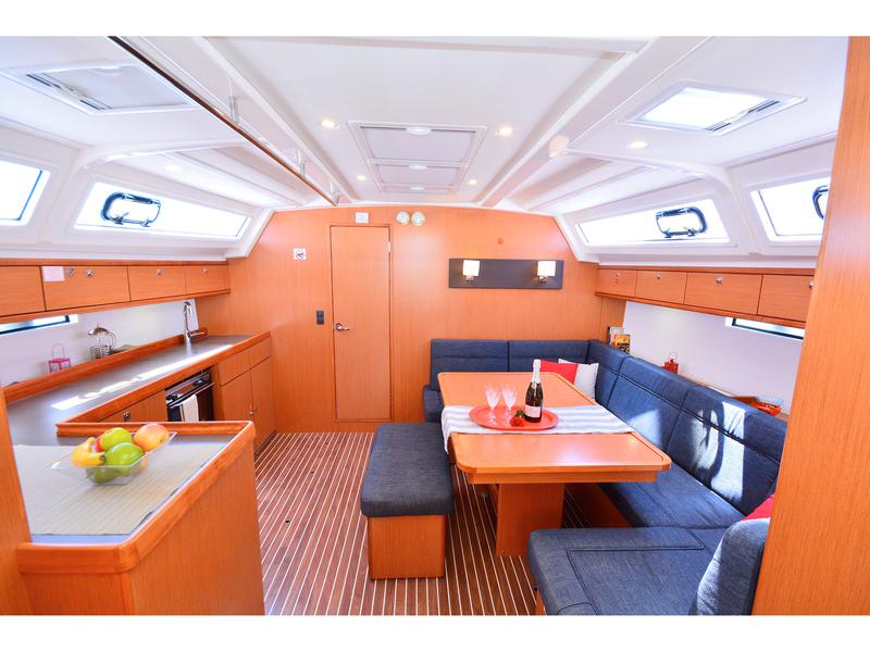 Book yachts online - sailboat - Bavaria Cruiser 46 - ROZERINA - rent