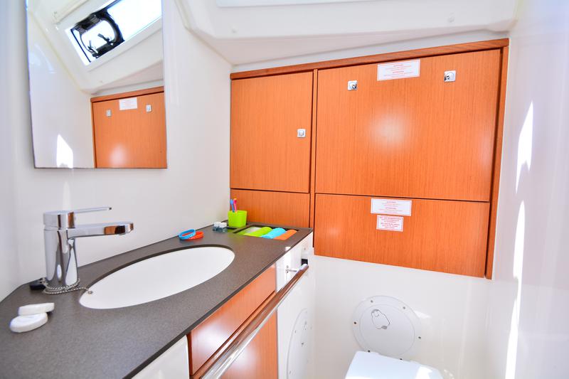 Book yachts online - sailboat - Bavaria Cruiser 46 - ROZERINA - rent