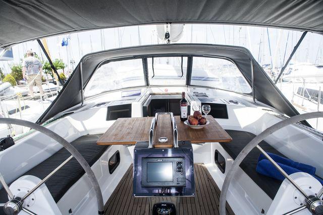 Book yachts online - sailboat - Hanse 415 - KURO SIWO - rent