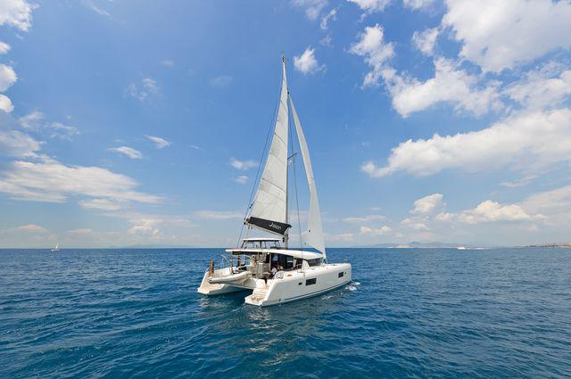 Book yachts online - catamaran - Lagoon 42 A/C &amp; GEN. - BREEZE - rent