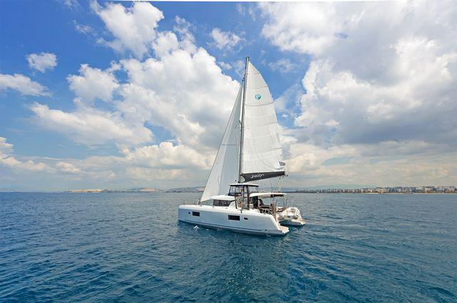 Book yachts online - catamaran - Lagoon 42 A/C &amp; GEN. - BREEZE - rent