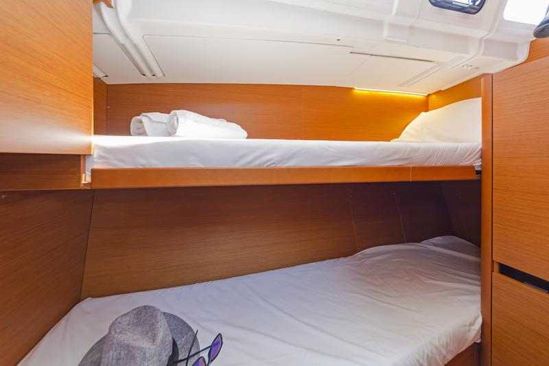 Book yachts online - sailboat - Sun Odyssey 490 - CAPTAIN GEORGE - rent