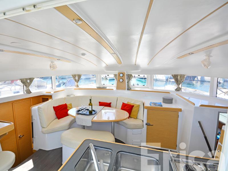 Book yachts online - catamaran - Lagoon 380 S2 - Erica - rent