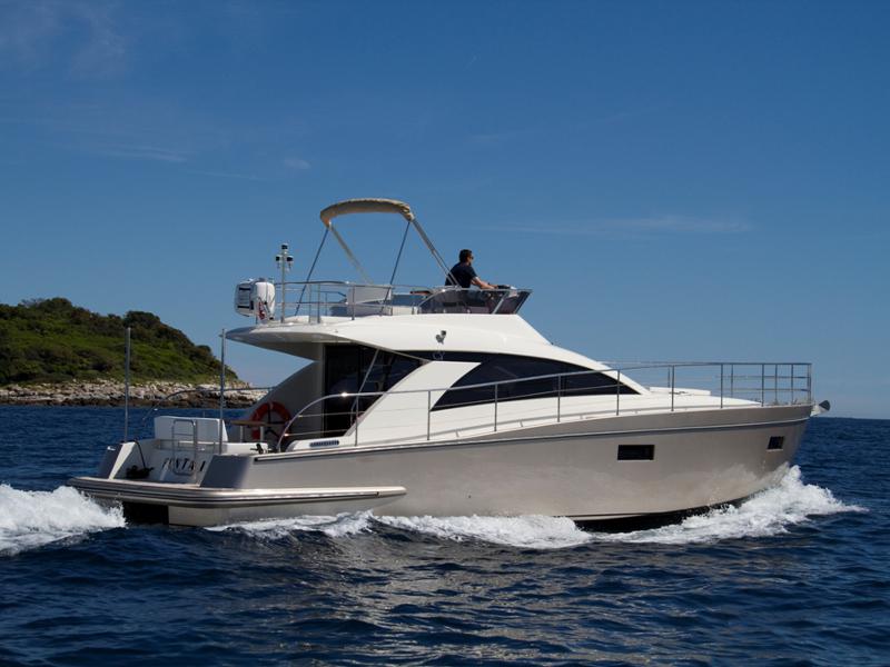 Book yachts online - motorboat - Cyrus 13.8 Flybridge - Punta I - rent