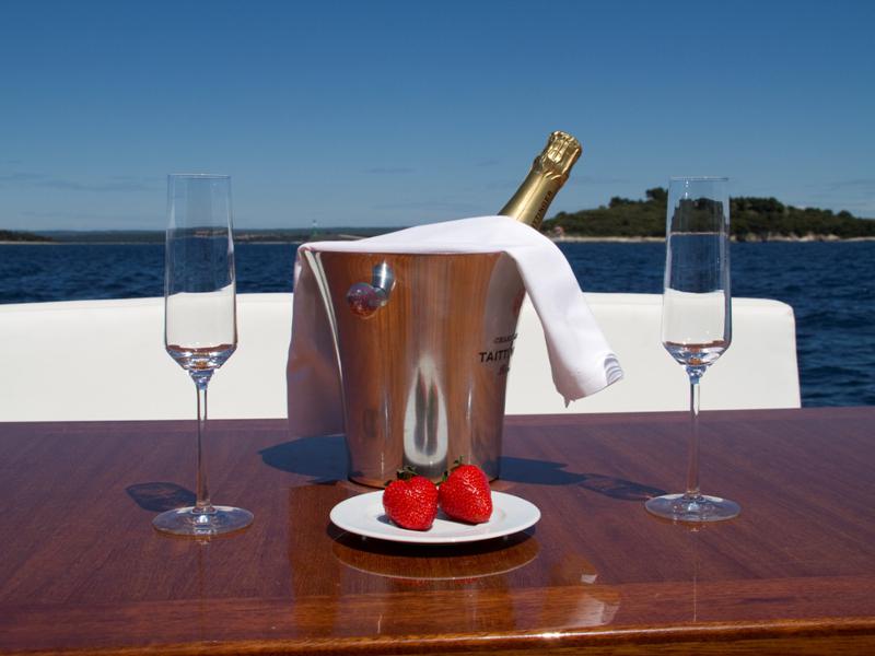 Book yachts online - motorboat - Cyrus 13.8 Hardtop - Punta II - rent